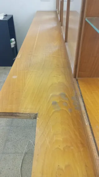 Mueble de madera con vitrina y iluminación