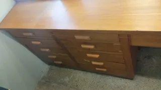 Mueble de madera con vitrina y iluminación