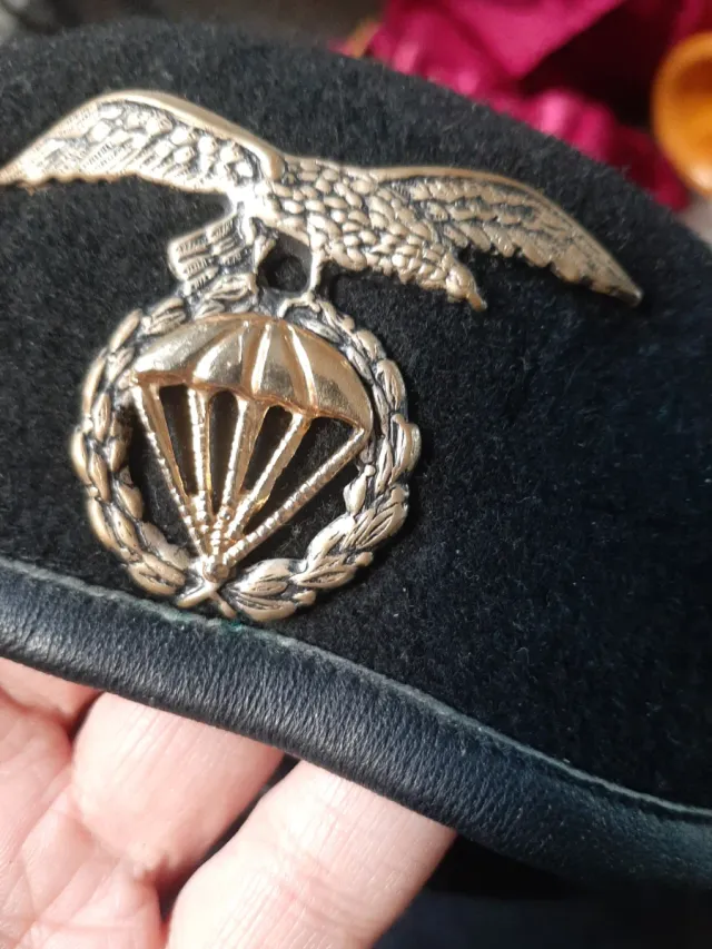Boina Militar Negra con Insignias
