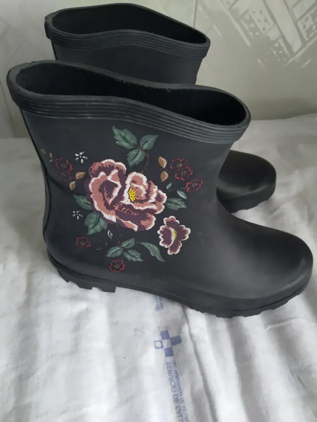 Botas de agua negras con flores