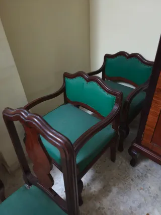 2 Sillones de madera y cuero verde