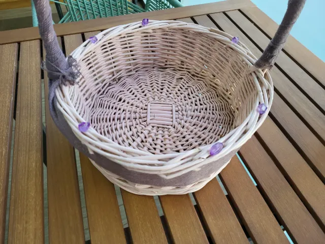 Cesta mimbre rosa, asa decorada morado