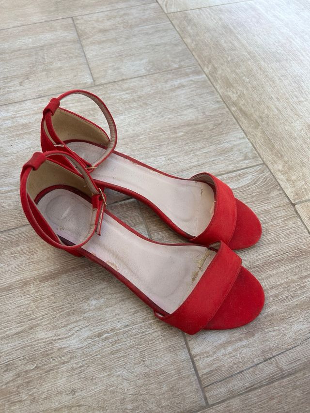 Sandalias rojas tacón bajo