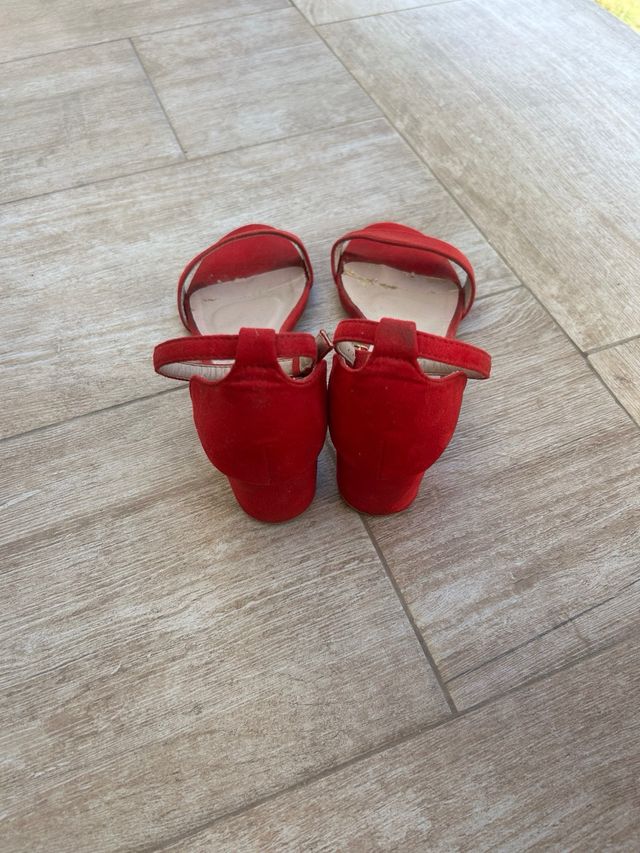 Sandalias rojas tacón bajo