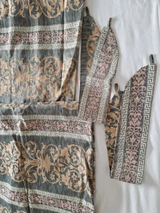 Cortinas doradas y verde.