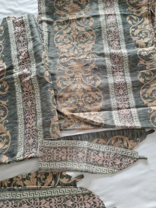 Cortinas doradas y verde.