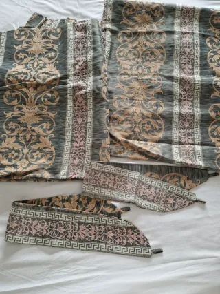 Cortinas doradas y verde.