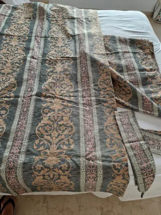 Cortinas doradas y verde.