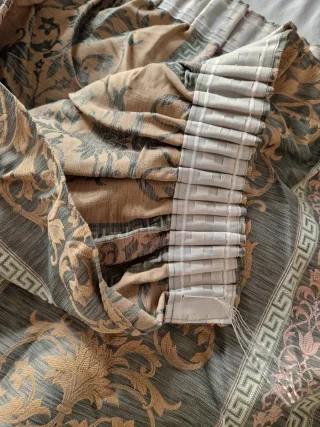 Cortinas doradas y verde.