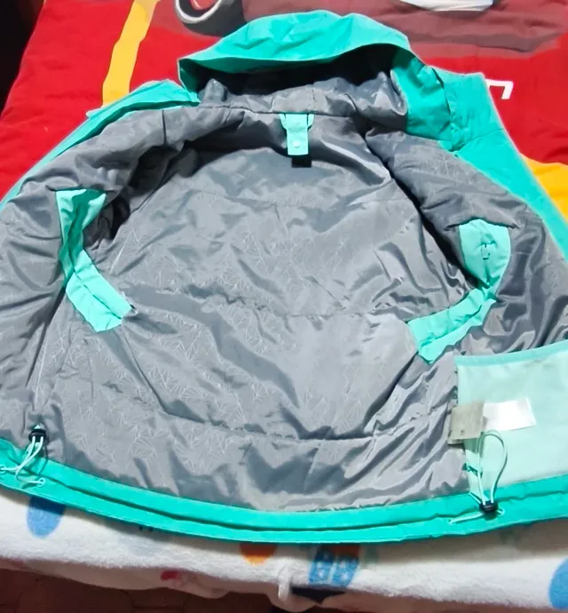 Chaqueta turquesa con capucha