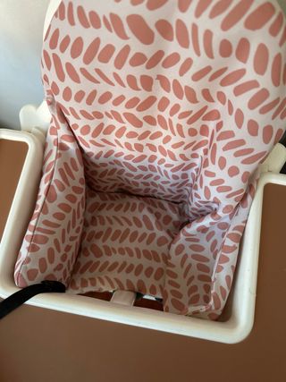 Trona IKEA con bandeja y reposapiés en madera