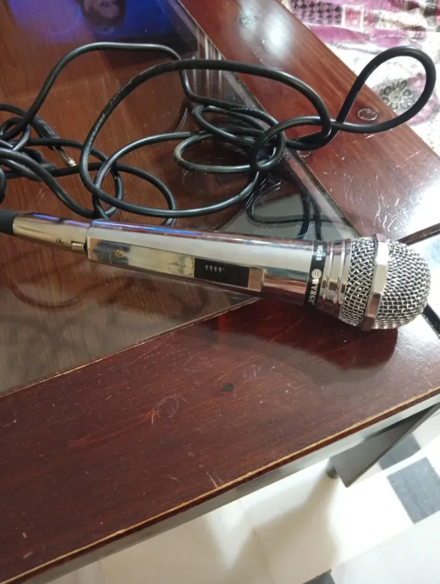 Micrófono profesional plateado