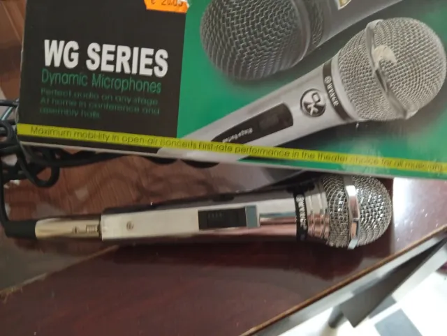 Micrófono profesional plateado