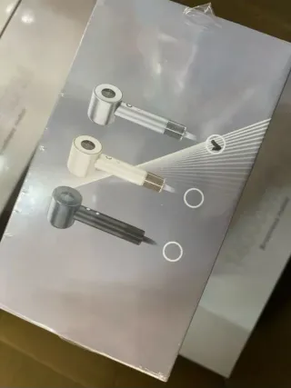 Secador de pelo plateado