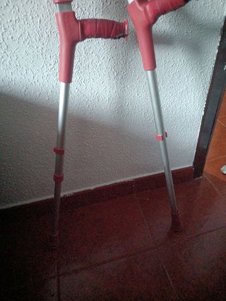 Muletas infantiles rojas