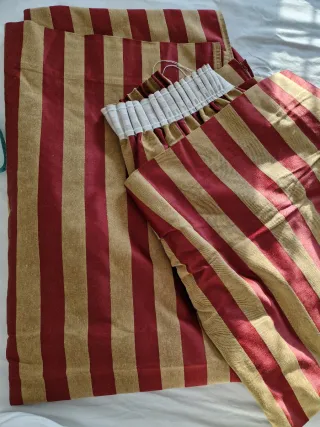 Cortinas de tela a rayas rojas y doradas