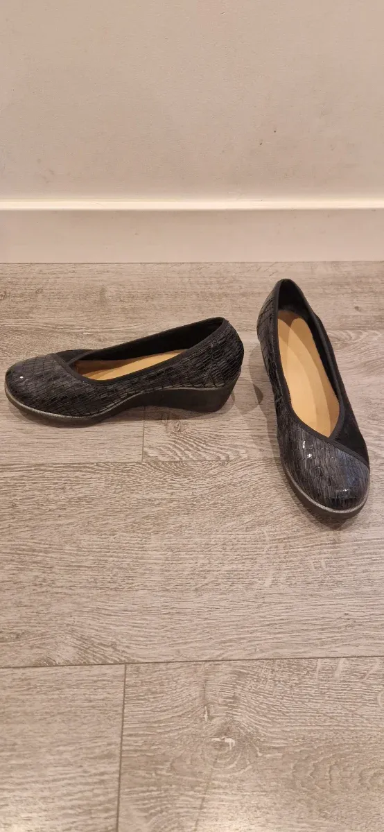 Zapatos de cuña negros ante y charol