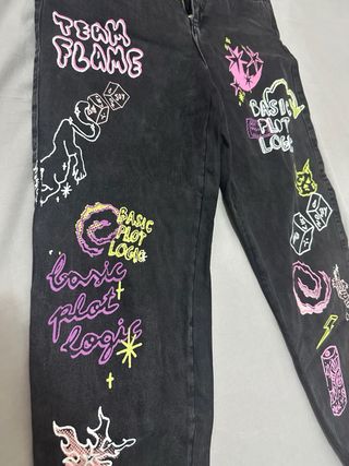 Pantalón vaquero negro con dibujos