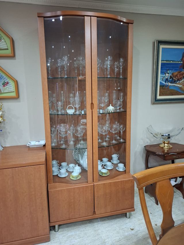 Mueble modular de madera y cristal