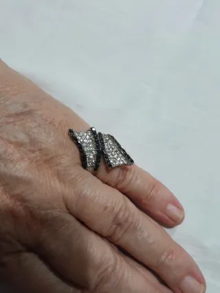Anillo plata y negro con piedras