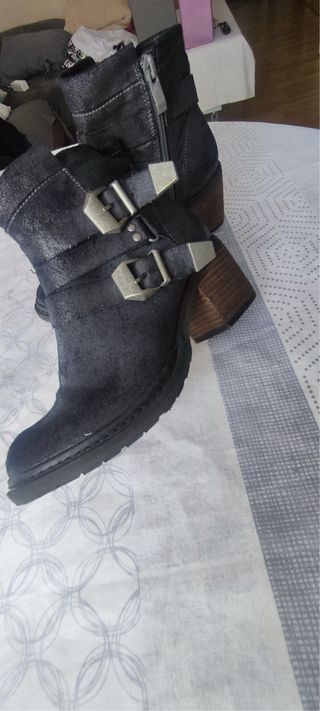 Botas camperas negras cortas con hebillas