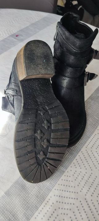 Botas camperas negras cortas con hebillas