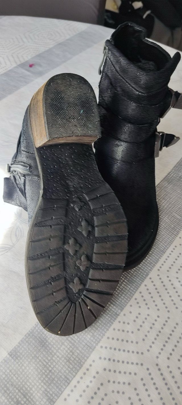 Botas camperas negras cortas con hebillas