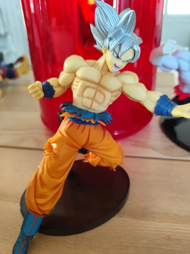 Figura Banpresto Goku Ultra Instinto y Giren