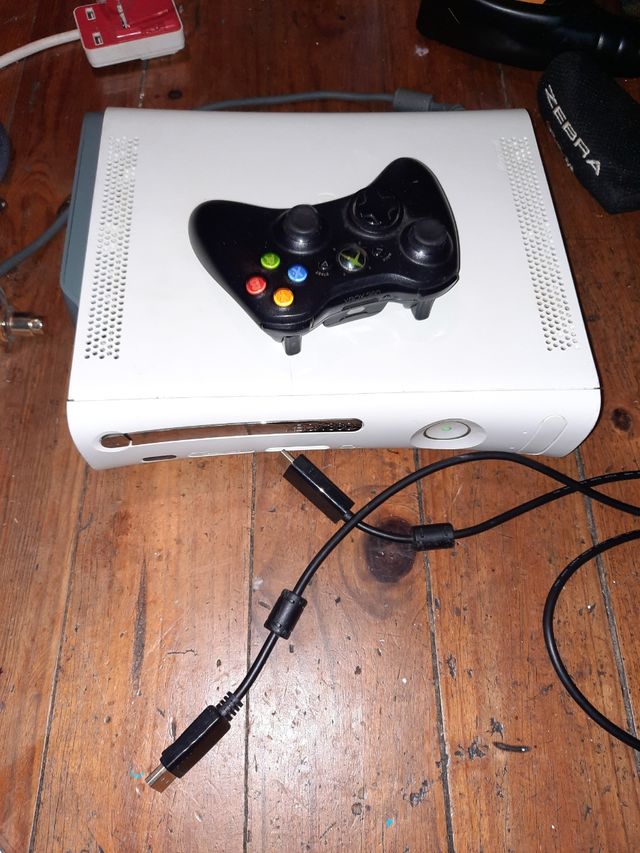 Xbox 360 con mando y cables