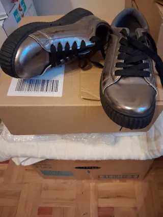 Zapatos deportivos plateados