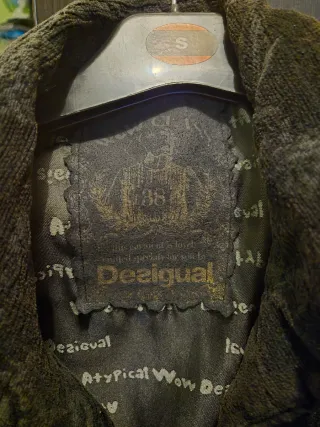 Chaqueta Desigual negra con estampado