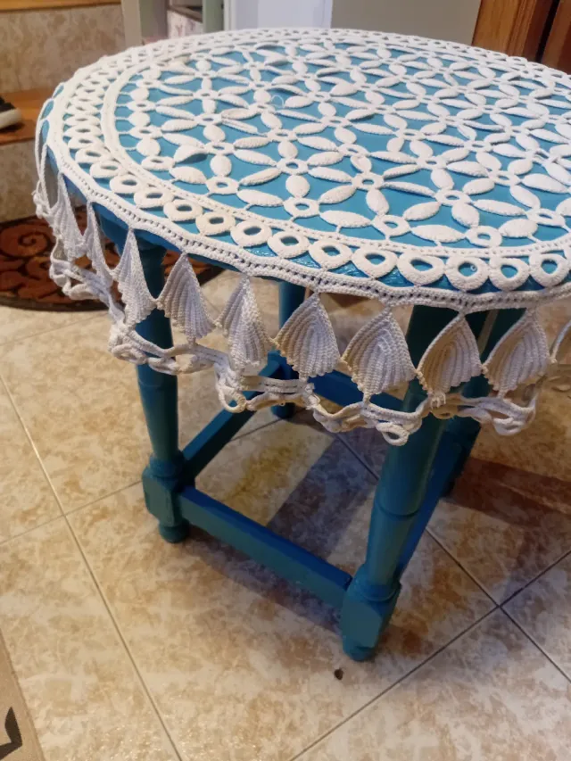 Mesita auxiliar azul con encaje blanco