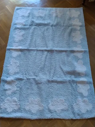 Alfombra infantil azul y blanco