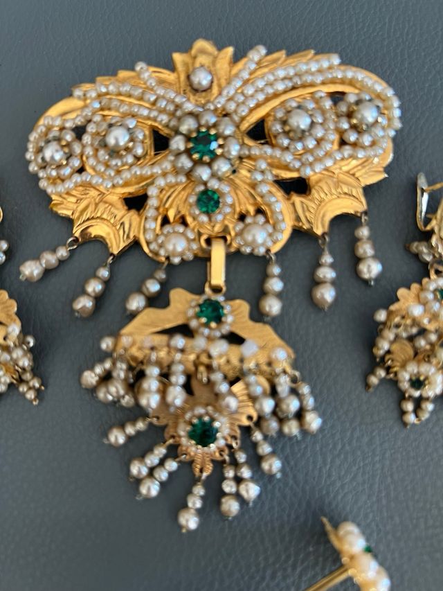 Aderezo Fallera Dorado Perlas y Piedra Verde