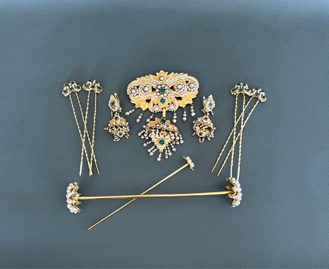 Aderezo Fallera Dorado Perlas y Piedra Verde