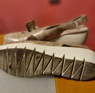 Zapatos Beige y Dorado Talla 40