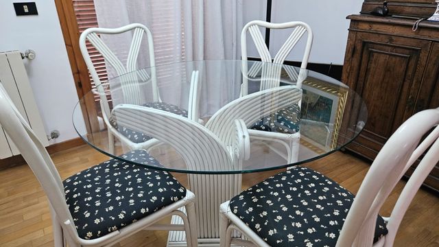 Tavolo cristallo e midollino con 4 sedie