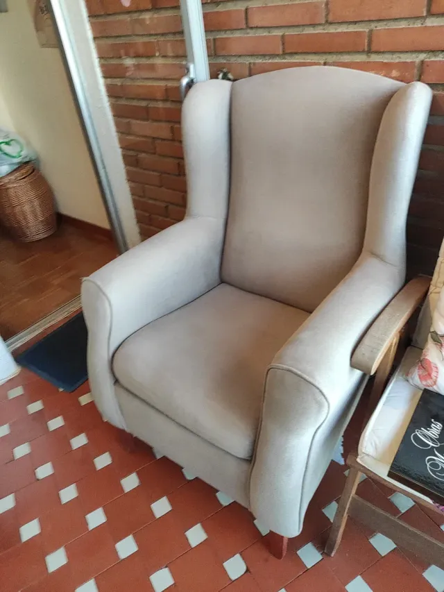 Butaca beige de tela y madera