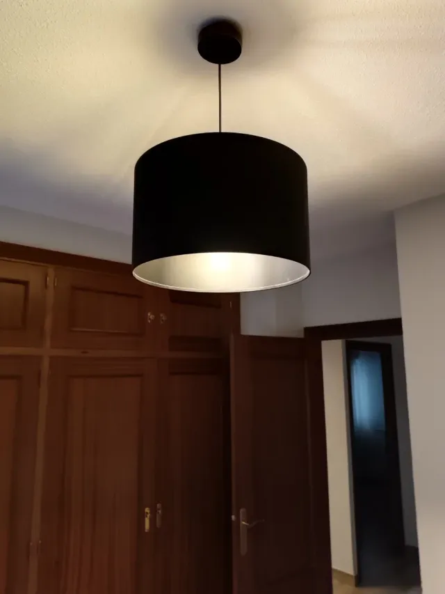 Lámpara de techo Ikea negra y plateada