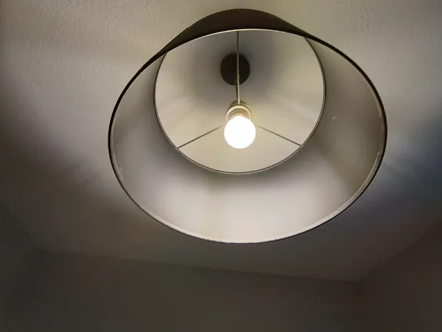 Lámpara de techo Ikea negra y plateada