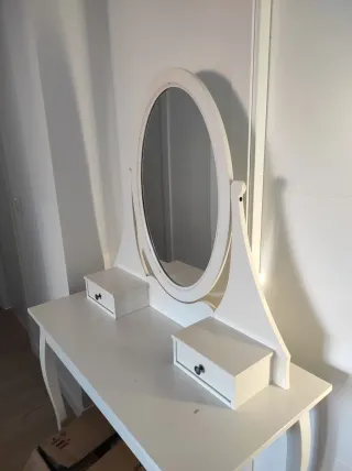 Tocador blanco con espejo ovalado
