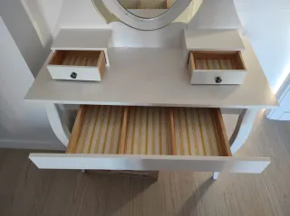 Tocador blanco con espejo ovalado