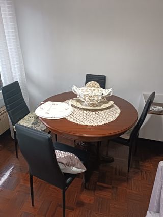 Mesa Comedor Redonda Madera y 4 Sillas Negras