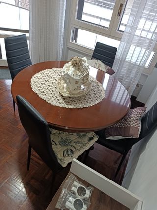 Mesa Comedor Redonda Madera y 4 Sillas Negras