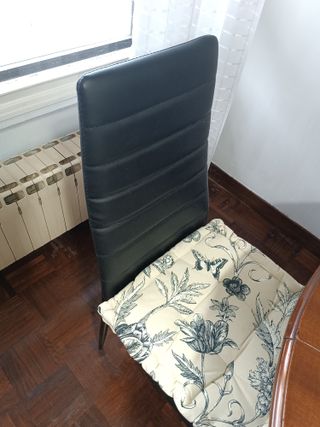 Mesa Comedor Redonda Madera y 4 Sillas Negras