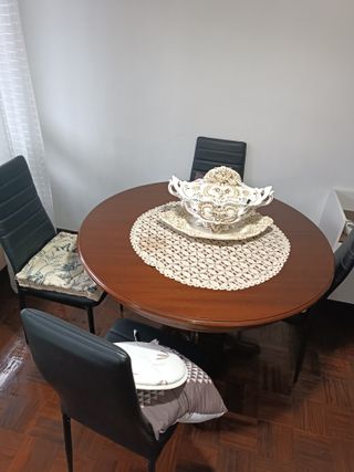 Mesa Comedor Redonda Madera y 4 Sillas Negras