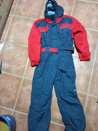 Traje de nieve azul y rojo