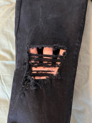 Pantalones vaqueros negros rasgados