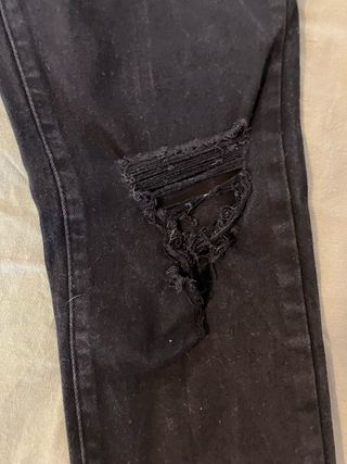 Pantalones vaqueros negros rasgados