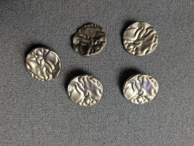 5 Botones dorados
6 botones de elefantes